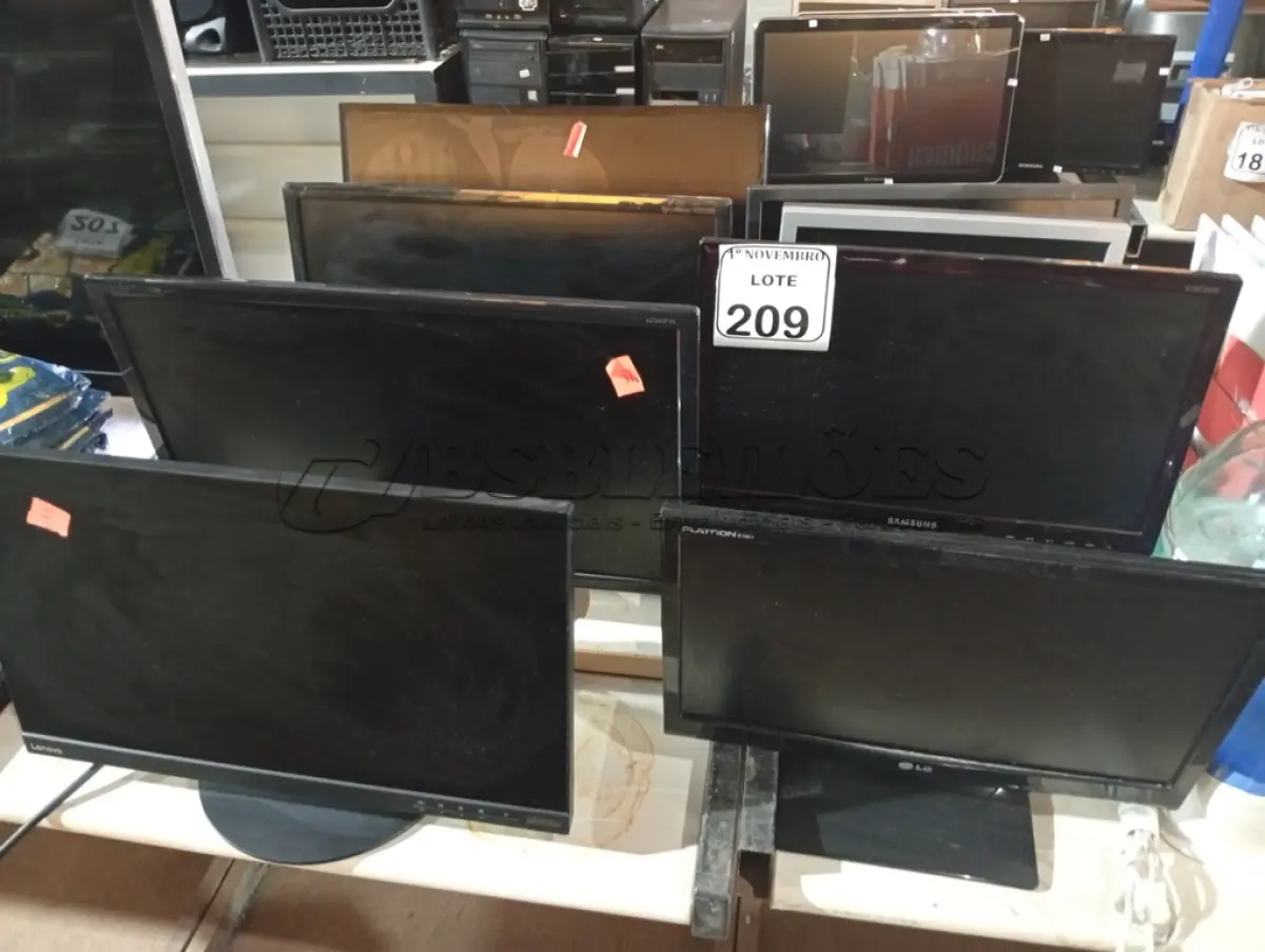 LOTE 209 - 08 MONITORES LCD MARCAS E MODELOS DIVERSOS. (NO ESTADO) ATENÇÃO! FAZER A VISITAÇÃO ANTES DE ARREMATAR, NÃO SABEMOS SE FUNCIONA. LEILÃO NÃO TEM GARANTIA E NEM DEVOLUÇÃO, SUJEITO A POSSÍVEIS AVARIAS VISÍVEIS/OCULTAS E/OU AUSÊNCIA DE COMPONENTES.