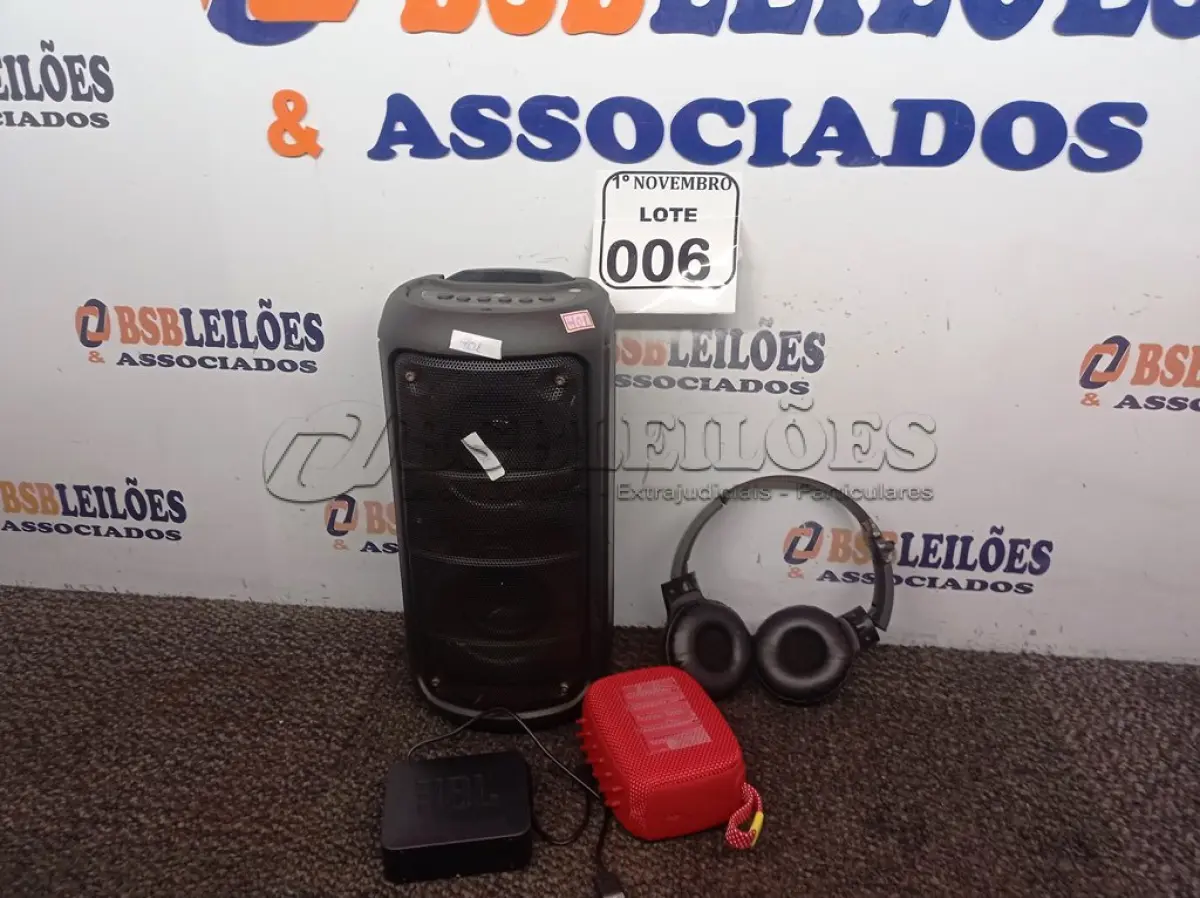 LOTE 006 - 01 FONE DE OUVIDO E 03 CAIXINHAS DE SOM DIVERSAS. (NO ESTADO) ATENÇÃO! FAZER A VISITAÇÃO ANTES DE ARREMATAR, NÃO SABEMOS SE FUNCIONA. LEILÃO NÃO TEM GARANTIA E NEM DEVOLUÇÃO, SUJEITO A POSSÍVEIS AVARIAS VISÍVEIS/OCULTAS E/OU AUSÊNCIA DE COMPONENTES.