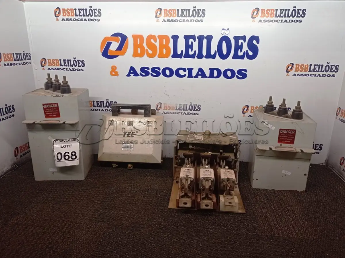 LOTE 068 - 02 CAPACITORES E 02 CHAVES SECCIONADORAS. (NO ESTADO) ATENÇÃO! FAZER A VISITAÇÃO ANTES DE ARREMATAR, NÃO SABEMOS SE FUNCIONA. LEILÃO NÃO TEM GARANTIA E NEM DEVOLUÇÃO, SUJEITO A POSSÍVEIS AVARIAS VISÍVEIS/OCULTAS E/OU AUSÊNCIA DE COMPONENTES.
