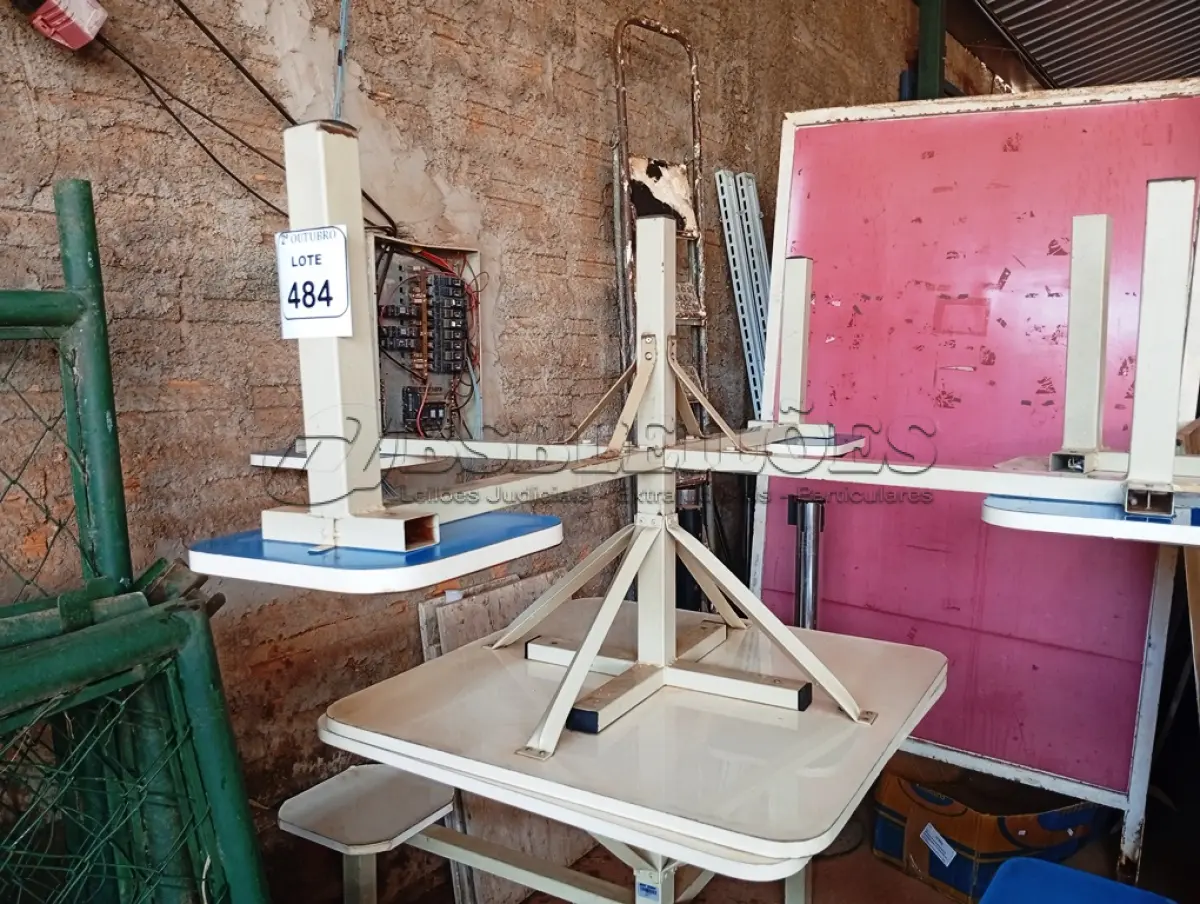 LOTE 484 - 02 MESAS P/REFEITÓRIO NA COR BRANCO, TAMPO EM MADEIRA COM 04 ASSENTOS CADA. (NO ESTADO) ATENÇÃO! FAZER A VISITAÇÃO ANTES DE ARREMATAR, NÃO SABEMOS SE FUNCIONA. LEILÃO NÃO TEM GARANTIA E NEM DEVOLUÇÃO, SUJEITO A POSSÍVEIS AVARIAS VISÍVEIS/OCULTAS E/OU AUSÊNCIA DE COMPONENTES.