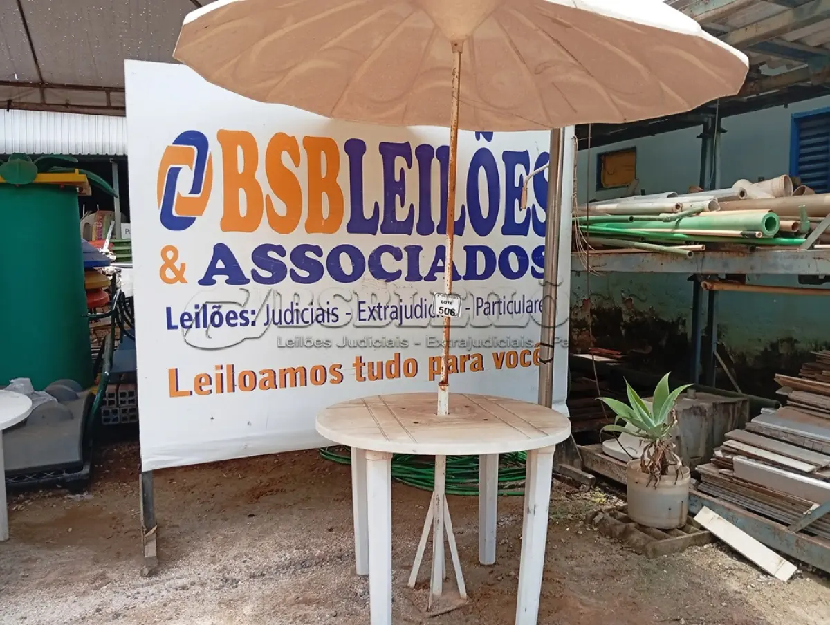 LOTE 506 - 01 MESA DE PLÁSTICO C/SOMBREIRO E BASE DE FERRO. (NO ESTADO) ATENÇÃO! FAZER A VISITAÇÃO ANTES DE ARREMATAR, NÃO SABEMOS SE FUNCIONA. LEILÃO NÃO TEM GARANTIA E NEM DEVOLUÇÃO, SUJEITO A POSSÍVEIS AVARIAS VISÍVEIS/OCULTAS E/OU AUSÊNCIA DE COMPONENTES.