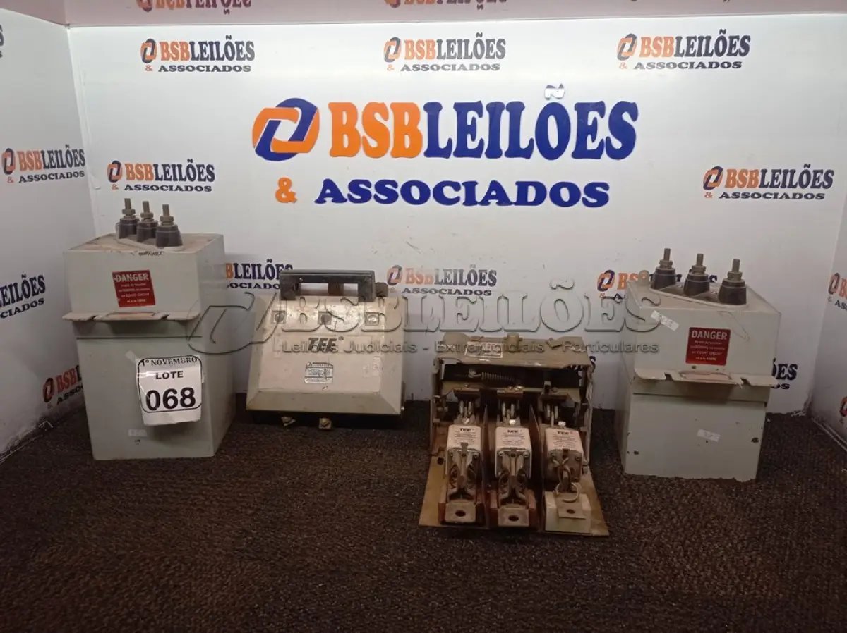LOTE 068 - 02 CAPACITORES E 02 CHAVES SECCIONADORAS. (NO ESTADO) ATENÇÃO! FAZER A VISITAÇÃO ANTES DE ARREMATAR, NÃO SABEMOS SE FUNCIONA. LEILÃO NÃO TEM GARANTIA E NEM DEVOLUÇÃO, SUJEITO A POSSÍVEIS AVARIAS VISÍVEIS/OCULTAS E/OU AUSÊNCIA DE COMPONENTES.