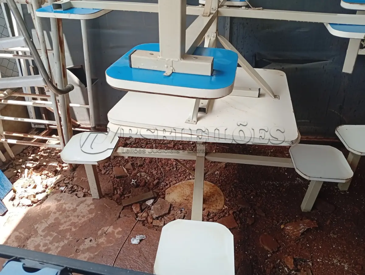 LOTE 488 - 02 MESAS P/REFEITÓRIO NA COR BRANCO, TAMPO EM MADEIRA COM 04 ASSENTOS CADA. (NO ESTADO) ATENÇÃO! FAZER A VISITAÇÃO ANTES DE ARREMATAR, NÃO SABEMOS SE FUNCIONA. LEILÃO NÃO TEM GARANTIA E NEM DEVOLUÇÃO, SUJEITO A POSSÍVEIS AVARIAS VISÍVEIS/OCULTAS E/OU AUSÊNCIA DE COMPONENTES.