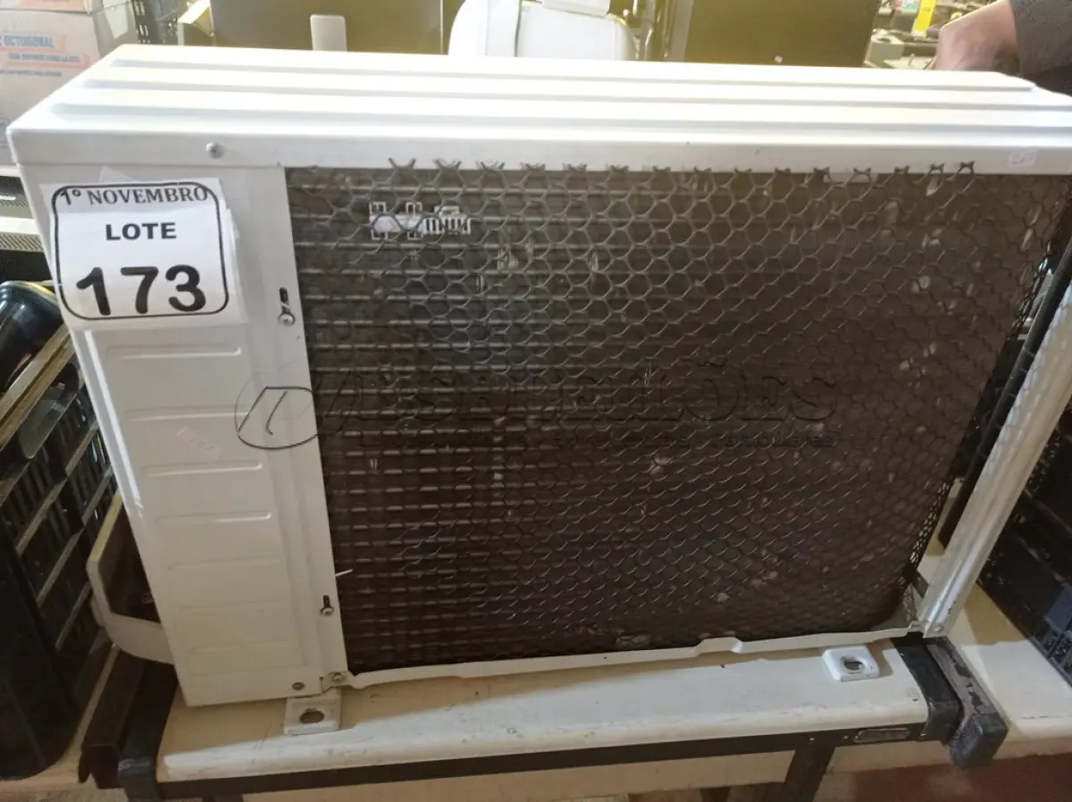 LOTE 173 - 01 CONDENSADORA MARCA CARRIER INVERTER C/AVARIAS. (NO ESTADO) ATENÇÃO! FAZER A VISITAÇÃO ANTES DE ARREMATAR, NÃO SABEMOS SE FUNCIONA. LEILÃO NÃO TEM GARANTIA E NEM DEVOLUÇÃO, SUJEITO A POSSÍVEIS AVARIAS VISÍVEIS/OCULTAS E/OU AUSÊNCIA DE COMPONENTES.