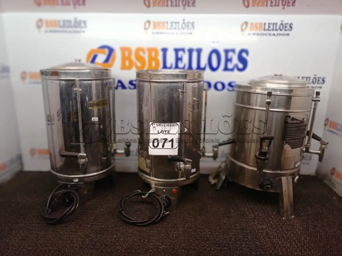 LOTE 071 - 03 CAFETEIRAS EM INOX MARCAS E MODELOS DIVERSOS. (NO ESTADO) ATENÇÃO! FAZER A VISITAÇÃO ANTES DE ARREMATAR, NÃO SABEMOS SE FUNCIONA. LEILÃO NÃO TEM GARANTIA E NEM DEVOLUÇÃO, SUJEITO A POSSÍVEIS AVARIAS VISÍVEIS/OCULTAS E/OU AUSÊNCIA DE COMPONENTES.