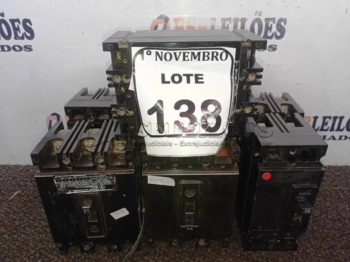 LOTE 138 - 07 DISJUNTORES TAMANHOS DIVERSOS. (NO ESTADO) ATENÇÃO! FAZER A VISITAÇÃO ANTES DE ARREMATAR, NÃO SABEMOS SE FUNCIONA. LEILÃO NÃO TEM GARANTIA E NEM DEVOLUÇÃO, SUJEITO A POSSÍVEIS AVARIAS VISÍVEIS/OCULTAS E/OU AUSÊNCIA DE COMPONENTES.