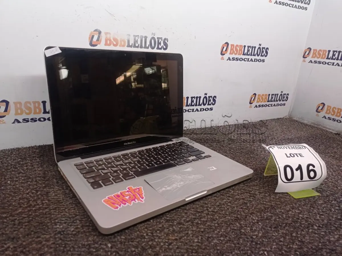 LOTE 016 - 01 MACBOOK PRO PARA RETIRADA DE PEÇAS. (NO ESTADO) ATENÇÃO! FAZER A VISITAÇÃO ANTES DE ARREMATAR, NÃO SABEMOS SE FUNCIONA. LEILÃO NÃO TEM GARANTIA E NEM DEVOLUÇÃO, SUJEITO A POSSÍVEIS AVARIAS VISÍVEIS/OCULTAS E/OU AUSÊNCIA DE COMPONENTES.
