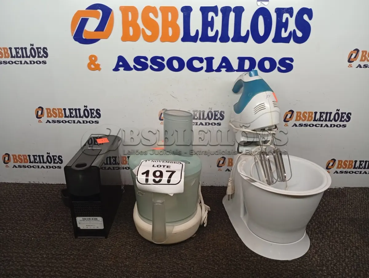 LOTE 197 - 01 BATEDEIRA, 01 MULTIPROCESSADOR E 01 CAFETEIRA MARCA NESPRESSO C/AVARIAS. (NO ESTADO) ATENÇÃO! FAZER A VISITAÇÃO ANTES DE ARREMATAR, NÃO SABEMOS SE FUNCIONA. LEILÃO NÃO TEM GARANTIA E NEM DEVOLUÇÃO, SUJEITO A POSSÍVEIS AVARIAS VISÍVEIS/OCULTAS E/OU AUSÊNCIA DE COMPONENTES.