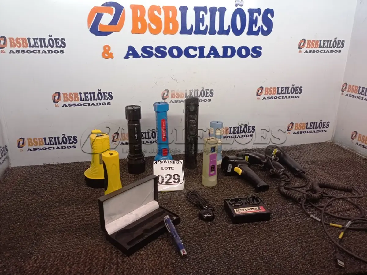 LOTE 029 - 01 LOTE C/VÁRIAS LANTERNAS E MATERIAIS DIVERSOS MARCAS E MODELOS DIVERSOS. (NO ESTADO) ATENÇÃO! FAZER A VISITAÇÃO ANTES DE ARREMATAR, NÃO SABEMOS SE FUNCIONA. LEILÃO NÃO TEM GARANTIA E NEM DEVOLUÇÃO, SUJEITO A POSSÍVEIS AVARIAS VISÍVEIS/OCULTAS E/OU AUSÊNCIA DE COMPONENTES.