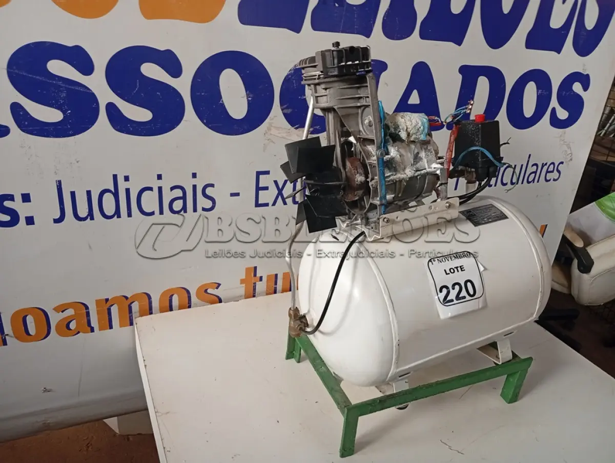 LOTE 220 - 01 COMPRESSOR DE AR ODONTOLÓGICO C/AVARIAS. (NO ESTADO) ATENÇÃO! FAZER A VISITAÇÃO ANTES DE ARREMATAR, NÃO SABEMOS SE FUNCIONA. LEILÃO NÃO TEM GARANTIA E NEM DEVOLUÇÃO, SUJEITO A POSSÍVEIS AVARIAS VISÍVEIS/OCULTAS E/OU AUSÊNCIA DE COMPONENTES.