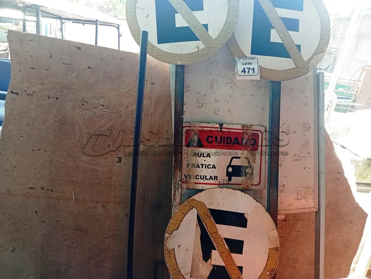 LOTE 471 - 01 LOTE COM PLACAS DE SINALIZAÇÕES DIVERSAS. (NO ESTADO) ATENÇÃO! FAZER A VISITAÇÃO ANTES DE ARREMATAR, NÃO SABEMOS SE FUNCIONA. LEILÃO NÃO TEM GARANTIA E NEM DEVOLUÇÃO, SUJEITO A POSSÍVEIS AVARIAS VISÍVEIS/OCULTAS E/OU AUSÊNCIA DE COMPONENTES.