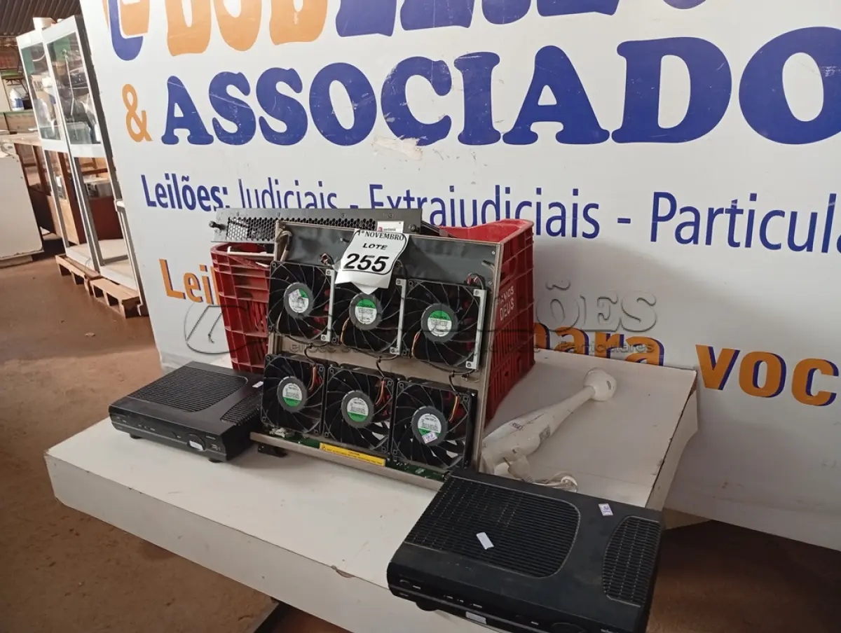 LOTE 255 - 01 LOTE COM VÁRIOS COOLERS PARA PC E ELETRÔNICOS DIVERSOS. (NO ESTADO) ATENÇÃO! FAZER A VISITAÇÃO ANTES DE ARREMATAR, NÃO SABEMOS SE FUNCIONA. LEILÃO NÃO TEM GARANTIA E NEM DEVOLUÇÃO, SUJEITO A POSSÍVEIS AVARIAS VISÍVEIS/OCULTAS E/OU AUSÊNCIA DE COMPONENTES.