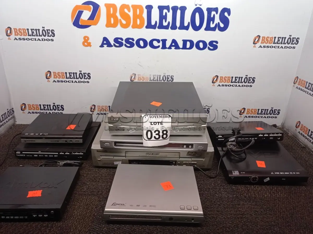 LOTE 038 - 01 VIDEOCASSETE E 08 APARELHOS DE DVD MARCAS E MODELOS DIVERSOS. (NO ESTADO) ATENÇÃO! FAZER A VISITAÇÃO ANTES DE ARREMATAR, NÃO SABEMOS SE FUNCIONA. LEILÃO NÃO TEM GARANTIA E NEM DEVOLUÇÃO, SUJEITO A POSSÍVEIS AVARIAS VISÍVEIS/OCULTAS E/OU AUSÊNCIA DE COMPONENTES.