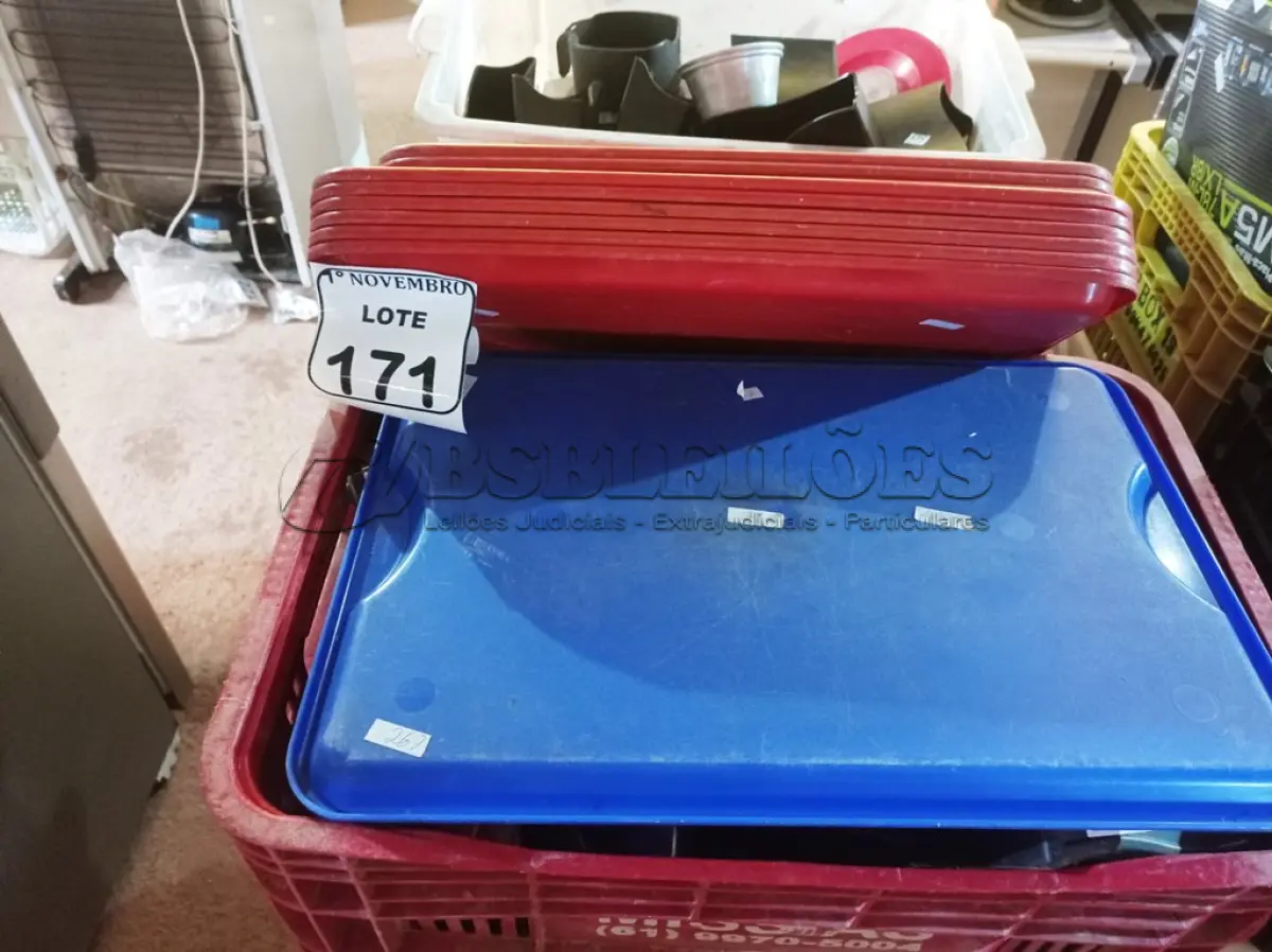 LOTE 171 - 01 LOTE C/VÁRIAS BANDEJAS DE PLÁSTICO E UTENSÍLIOS DIVERSOS. (NO ESTADO) ATENÇÃO! FAZER A VISITAÇÃO ANTES DE ARREMATAR, NÃO SABEMOS SE FUNCIONA. LEILÃO NÃO TEM GARANTIA E NEM DEVOLUÇÃO, SUJEITO A POSSÍVEIS AVARIAS VISÍVEIS/OCULTAS E/OU AUSÊNCIA DE COMPONENTES.