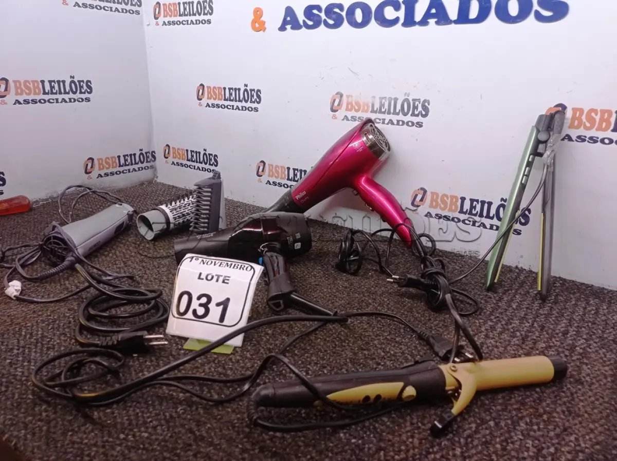 LOTE 031 - 02 SECADORES DE CABELO, 02 CHAPINHAS E 01 ESCOVA DE CABELO. (NO ESTADO) ATENÇÃO! FAZER A VISITAÇÃO ANTES DE ARREMATAR, NÃO SABEMOS SE FUNCIONA. LEILÃO NÃO TEM GARANTIA E NEM DEVOLUÇÃO, SUJEITO A POSSÍVEIS AVARIAS VISÍVEIS/OCULTAS E/OU AUSÊNCIA DE COMPONENTES.