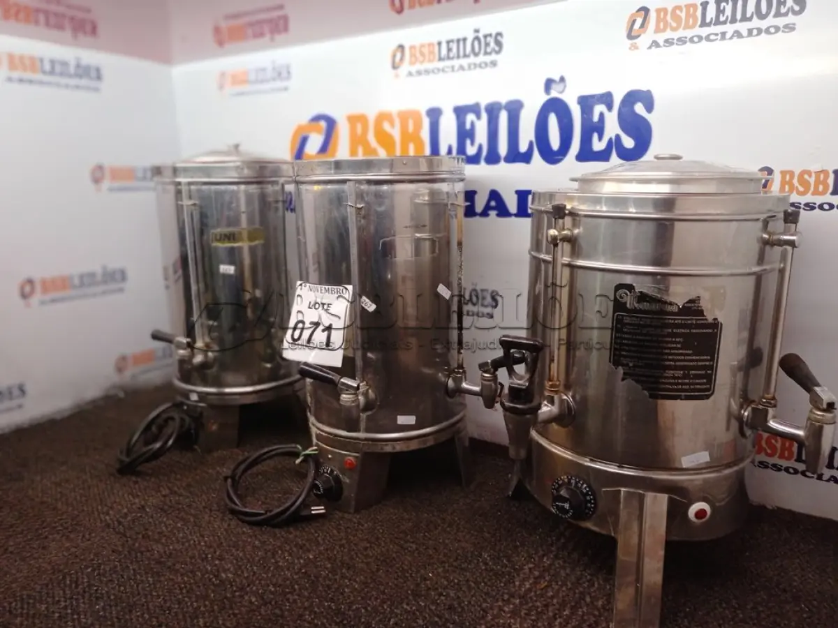 LOTE 071 - 03 CAFETEIRAS EM INOX MARCAS E MODELOS DIVERSOS. (NO ESTADO) ATENÇÃO! FAZER A VISITAÇÃO ANTES DE ARREMATAR, NÃO SABEMOS SE FUNCIONA. LEILÃO NÃO TEM GARANTIA E NEM DEVOLUÇÃO, SUJEITO A POSSÍVEIS AVARIAS VISÍVEIS/OCULTAS E/OU AUSÊNCIA DE COMPONENTES.