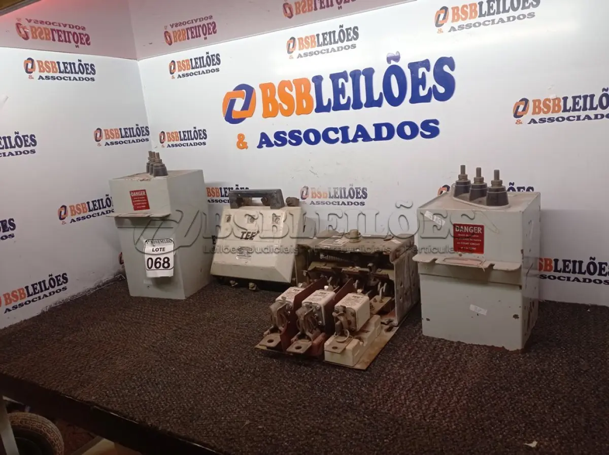 LOTE 068 - 02 CAPACITORES E 02 CHAVES SECCIONADORAS. (NO ESTADO) ATENÇÃO! FAZER A VISITAÇÃO ANTES DE ARREMATAR, NÃO SABEMOS SE FUNCIONA. LEILÃO NÃO TEM GARANTIA E NEM DEVOLUÇÃO, SUJEITO A POSSÍVEIS AVARIAS VISÍVEIS/OCULTAS E/OU AUSÊNCIA DE COMPONENTES.
