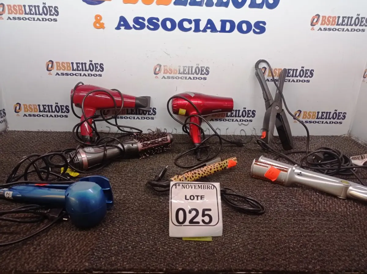 LOTE 025 - 01 LOTE C/ DIVERSOS SECADORES, CHAPINHAS E 01 ESCOVA ELÉTRICA. (NO ESTADO) ATENÇÃO! FAZER A VISITAÇÃO ANTES DE ARREMATAR, NÃO SABEMOS SE FUNCIONA. LEILÃO NÃO TEM GARANTIA E NEM DEVOLUÇÃO, SUJEITO A POSSÍVEIS AVARIAS VISÍVEIS/OCULTAS E/OU AUSÊNCIA DE COMPONENTES.