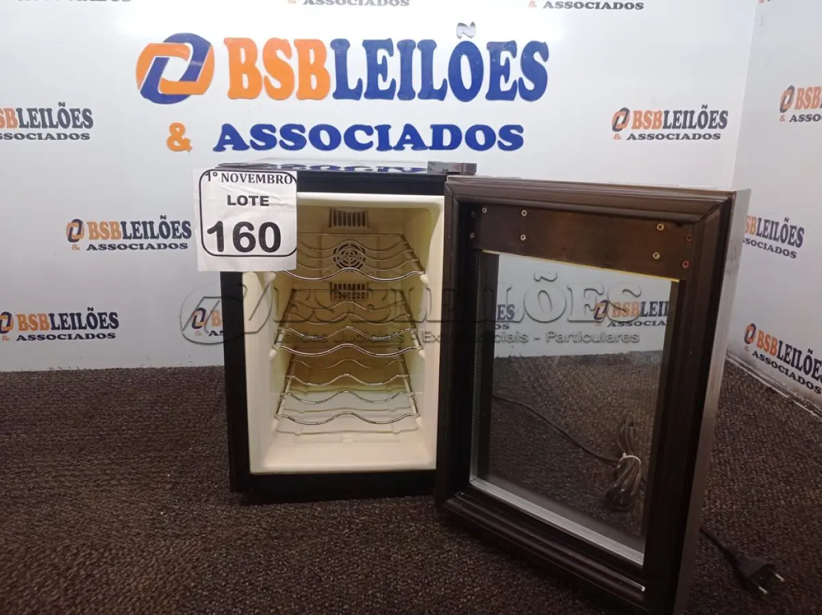 LOTE 160 - 01 ADEGA P/VINHOS 220V MARCA MALLORY. (NO ESTADO) ATENÇÃO! FAZER A VISITAÇÃO ANTES DE ARREMATAR, NÃO SABEMOS SE FUNCIONA. LEILÃO NÃO TEM GARANTIA E NEM DEVOLUÇÃO, SUJEITO A POSSÍVEIS AVARIAS VISÍVEIS/OCULTAS E/OU AUSÊNCIA DE COMPONENTES.