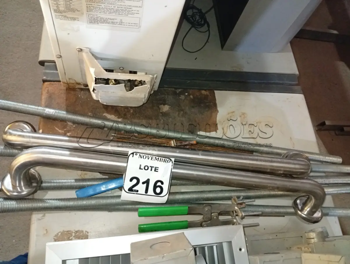 LOTE 216 - 02 BARRAS DE APOIOS P/BANHEIRO EM INOX, 05 BARRAS ROSCADAS E 02 ALICATES DE MOLDE. (NO ESTADO) ATENÇÃO! FAZER A VISITAÇÃO ANTES DE ARREMATAR, NÃO SABEMOS SE FUNCIONA. LEILÃO NÃO TEM GARANTIA