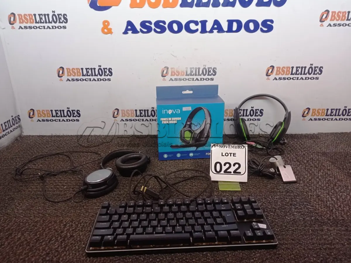 LOTE 022 - 02 HEADSETS SENDO 01 P/RETIRADA DE PEÇAS, 01 WEBCAM E 01 TECLADO. (NO ESTADO) ATENÇÃO! FAZER A VISITAÇÃO ANTES DE ARREMATAR, NÃO SABEMOS SE FUNCIONA. LEILÃO NÃO TEM GARANTIA E NEM DEVOLUÇÃO, SUJEITO A POSSÍVEIS AVARIAS VISÍVEIS/OCULTAS E/OU AUSÊNCIA DE COMPONENTES.