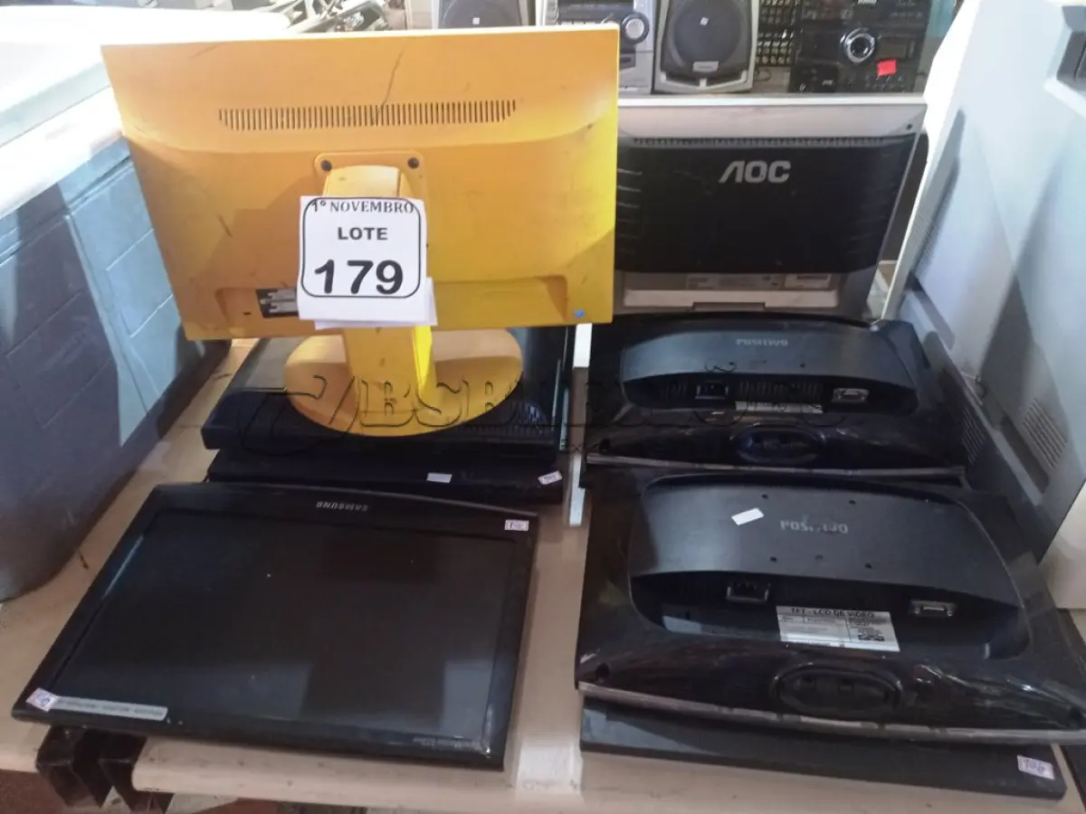 LOTE 179 - 10 MONITORES LCD MARCAS E MODELOS DIVERSOS. (NO ESTADO) ATENÇÃO! FAZER A VISITAÇÃO ANTES DE ARREMATAR, NÃO SABEMOS SE FUNCIONA. LEILÃO NÃO TEM GARANTIA E NEM DEVOLUÇÃO, SUJEITO A POSSÍVEIS AVARIAS VISÍVEIS/OCULTAS E/OU AUSÊNCIA DE COMPONENTES.