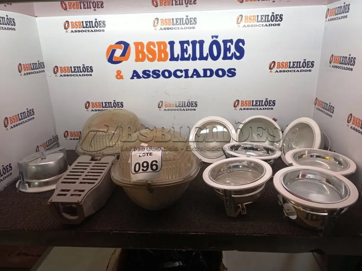 LOTE 096 - 01 LOTE COM 02 LUMINÁRIAS P/ POSTE E DIVERSAS LUMINÁRIAS DE EMBUTIR. (NO ESTADO) ATENÇÃO! FAZER A VISITAÇÃO ANTES DE ARREMATAR, NÃO SABEMOS SE FUNCIONA. LEILÃO NÃO TEM GARANTIA E NEM DEVOLUÇÃO, SUJEITO A POSSÍVEIS AVARIAS VISÍVEIS/OCULTAS E/OU AUSÊNCIA DE COMPONENTES.