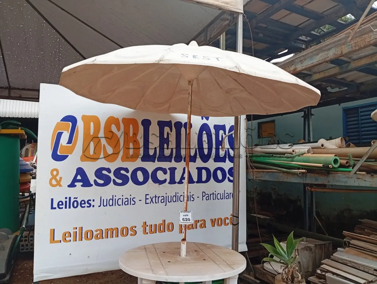 LOTE 520 - 01 MESA DE PLÁSTICO C/SOMBREIRO E BASE DE FERRO. (NO ESTADO) ATENÇÃO! FAZER A VISITAÇÃO ANTES DE ARREMATAR, NÃO SABEMOS SE FUNCIONA. LEILÃO NÃO TEM GARANTIA E NEM DEVOLUÇÃO, SUJEITO A POSSÍVEIS AVARIAS VISÍVEIS/OCULTAS E/OU AUSÊNCIA DE COMPONENTES.