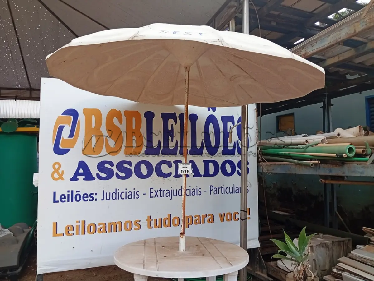 LOTE 518 - 01 MESA DE PLÁSTICO C/SOMBREIRO E BASE DE FERRO. (NO ESTADO) ATENÇÃO! FAZER A VISITAÇÃO ANTES DE ARREMATAR, NÃO SABEMOS SE FUNCIONA. LEILÃO NÃO TEM GARANTIA E NEM DEVOLUÇÃO, SUJEITO A POSSÍVEIS AVARIAS VISÍVEIS/OCULTAS E/OU AUSÊNCIA DE COMPONENTES.