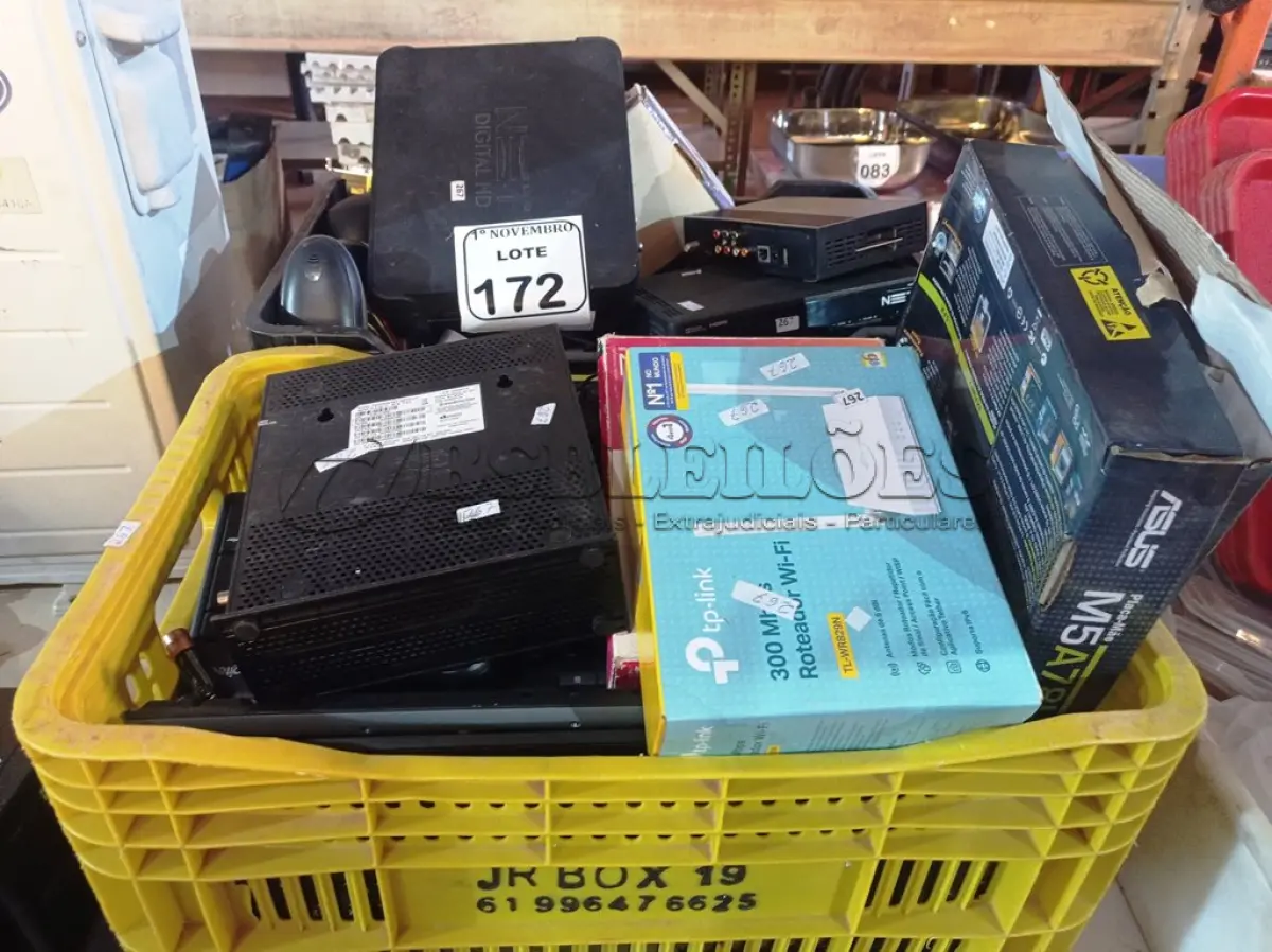 LOTE 172 - 01 LOTE COM DIVERSOS TECLADOS, ROTEADORES HEADSETS E MATERIAIS ELETRÔNICOS DIVERSOS. (NO ESTADO) ATENÇÃO! FAZER A VISITAÇÃO ANTES DE ARREMATAR, NÃO SABEMOS SE FUNCIONA. LEILÃO NÃO TEM GARANTIA E NEM DEVOLUÇÃO, SUJEITO A POSSÍVEIS AVARIAS VISÍVEIS/OCULTAS E/OU AUSÊNCIA DE COMPONENTES.