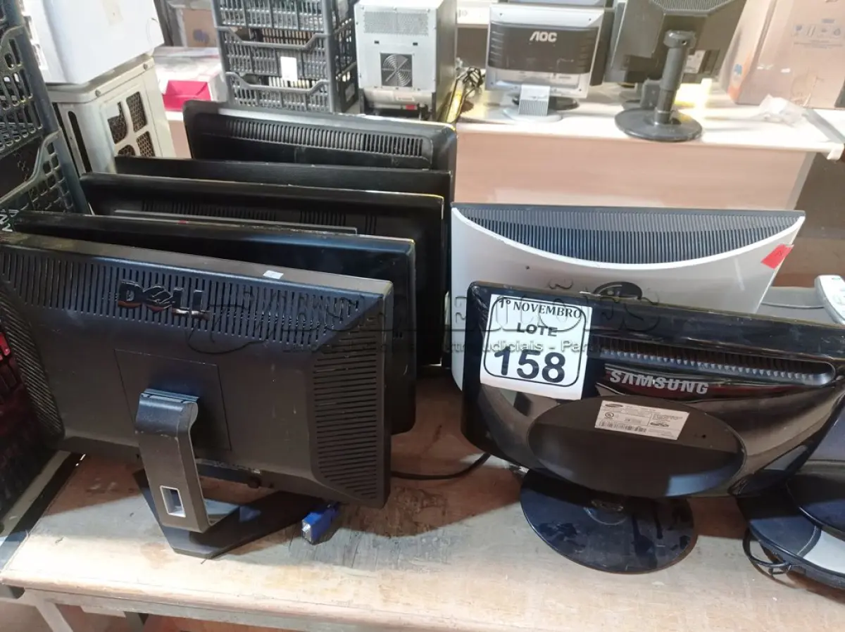 LOTE 158 - 02 COMPUTADORES ALL IN ONE MARCA HP P/RETIRADA DE PEÇAS E 08 MONITORES LCD MARCAS E MODELOS DIVERSOS. (NO ESTADO) ATENÇÃO! FAZER A VISITAÇÃO ANTES DE ARREMATAR, NÃO SABEMOS SE FUNCIONA. LEILÃO NÃO TEM GARANTIA E NEM DEVOLUÇÃO, SUJEITO A POSSÍVEIS AVARIAS VISÍVEIS/OCULTAS E/OU AUSÊNCIA DE COMPONENTES.