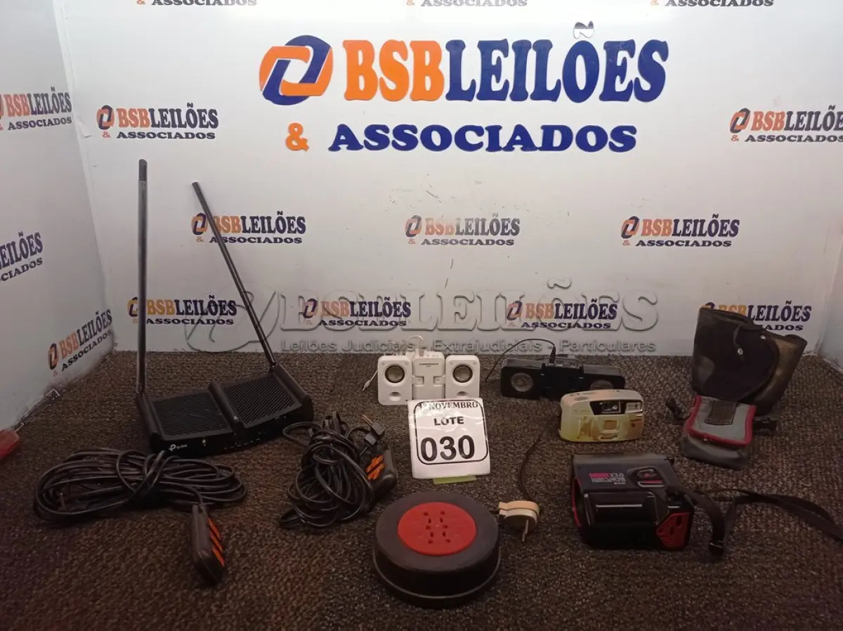 LOTE 030 - 01 ROTEADOR, 02 MÁQUINAS FOTOGRÁFICAS E 02 CAIXINHAS DE SOM. (NO ESTADO) ATENÇÃO! FAZER A VISITAÇÃO ANTES DE ARREMATAR, NÃO SABEMOS SE FUNCIONA. LEILÃO NÃO TEM GARANTIA E NEM DEVOLUÇÃO, SUJEITO A POSSÍVEIS AVARIAS VISÍVEIS/OCULTAS E/OU AUSÊNCIA DE COMPONENTES.