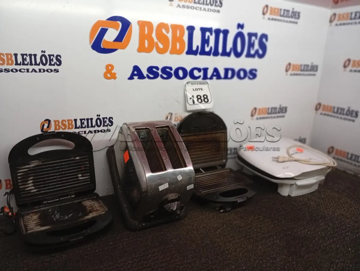 LOTE 188 - 01 TORRADEIRA EM INOX, 03 SANDUICHEIRAS E 01 BATEDEIRA. (NO ESTADO) ATENÇÃO! FAZER A VISITAÇÃO ANTES DE ARREMATAR, NÃO SABEMOS SE FUNCIONA. LEILÃO NÃO TEM GARANTIA E NEM DEVOLUÇÃO, SUJEITO A POSSÍVEIS AVARIAS VISÍVEIS/OCULTAS E/OU AUSÊNCIA DE COMPONENTES.