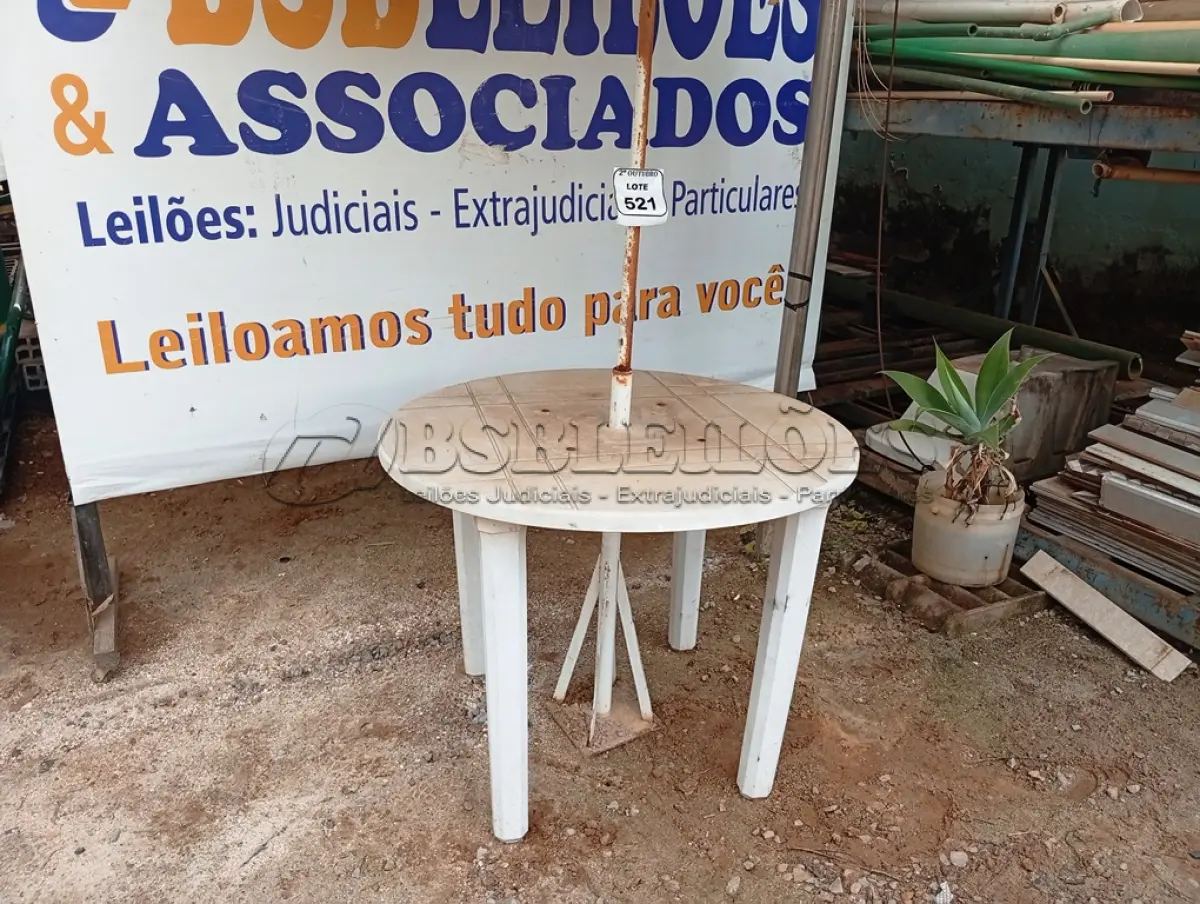 LOTE 521 - 01 MESA DE PLÁSTICO C/SOMBREIRO E BASE DE FERRO. (NO ESTADO) ATENÇÃO! FAZER A VISITAÇÃO ANTES DE ARREMATAR, NÃO SABEMOS SE FUNCIONA. LEILÃO NÃO TEM GARANTIA E NEM DEVOLUÇÃO, SUJEITO A POSSÍVEIS AVARIAS VISÍVEIS/OCULTAS E/OU AUSÊNCIA DE COMPONENTES.