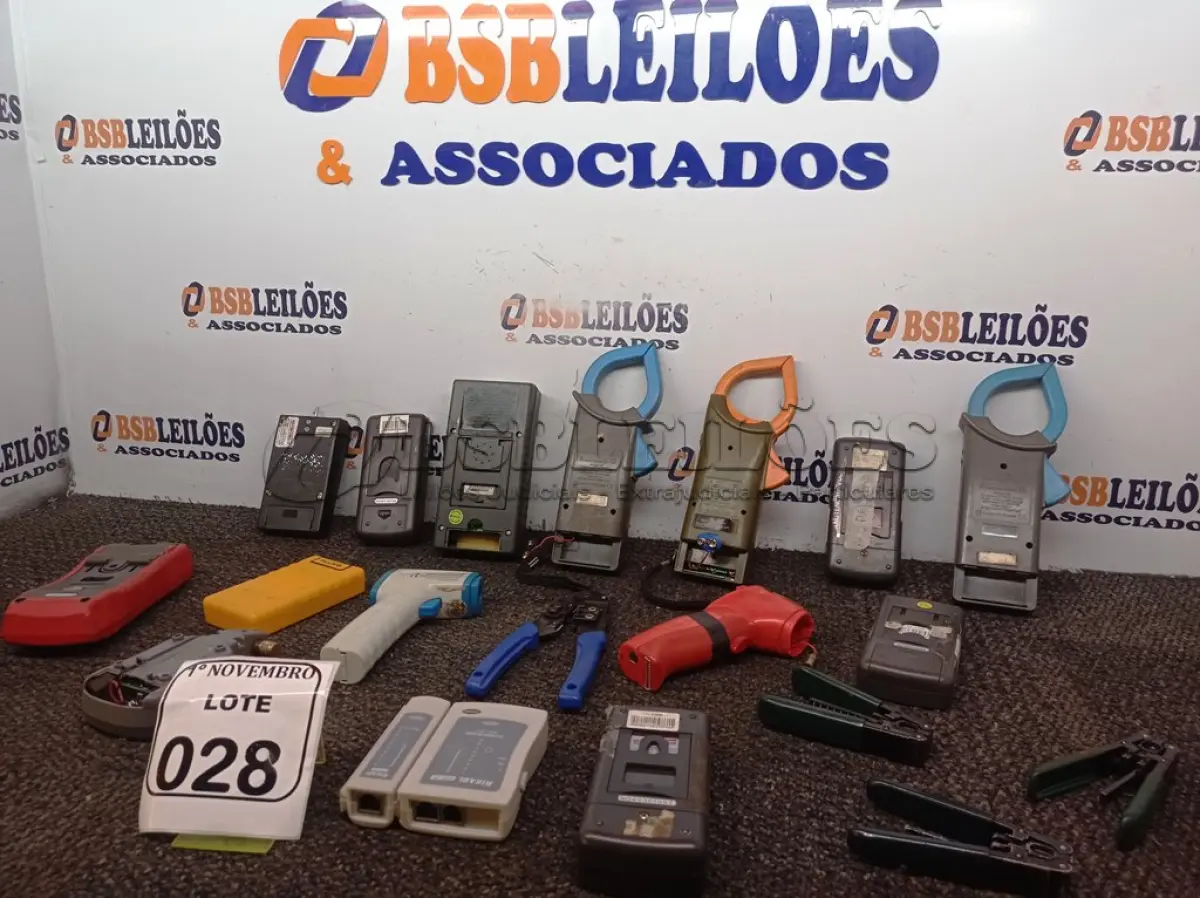 LOTE 028 - 01 LOTE C/ DIVERSOS ALICATES AMPERÍMETROS, MONÔMETROS E ALICATES DESCASCADORES DE FIO MARCAS E MODELOS DIVERSOS. (NO ESTADO) ATENÇÃO! FAZER A VISITAÇÃO ANTES DE ARREMATAR, NÃO SABEMOS SE FUNCIONA. LEILÃO NÃO TEM GARANTIA E NEM DEVOLUÇÃO, SUJEITO A POSSÍVEIS AVARIAS VISÍVEIS/OCULTAS E/OU AUSÊNCIA DE COMPONENTES.