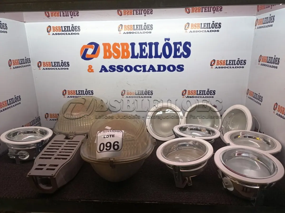 LOTE 096 - 01 LOTE COM 02 LUMINÁRIAS P/ POSTE E DIVERSAS LUMINÁRIAS DE EMBUTIR. (NO ESTADO) ATENÇÃO! FAZER A VISITAÇÃO ANTES DE ARREMATAR, NÃO SABEMOS SE FUNCIONA. LEILÃO NÃO TEM GARANTIA E NEM DEVOLUÇÃO, SUJEITO A POSSÍVEIS AVARIAS VISÍVEIS/OCULTAS E/OU AUSÊNCIA DE COMPONENTES.