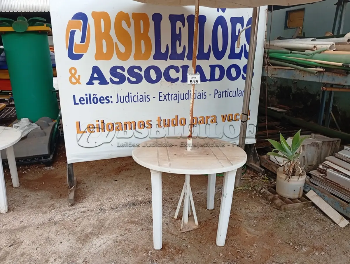 LOTE 518 - 01 MESA DE PLÁSTICO C/SOMBREIRO E BASE DE FERRO. (NO ESTADO) ATENÇÃO! FAZER A VISITAÇÃO ANTES DE ARREMATAR, NÃO SABEMOS SE FUNCIONA. LEILÃO NÃO TEM GARANTIA E NEM DEVOLUÇÃO, SUJEITO A POSSÍVEIS AVARIAS VISÍVEIS/OCULTAS E/OU AUSÊNCIA DE COMPONENTES.