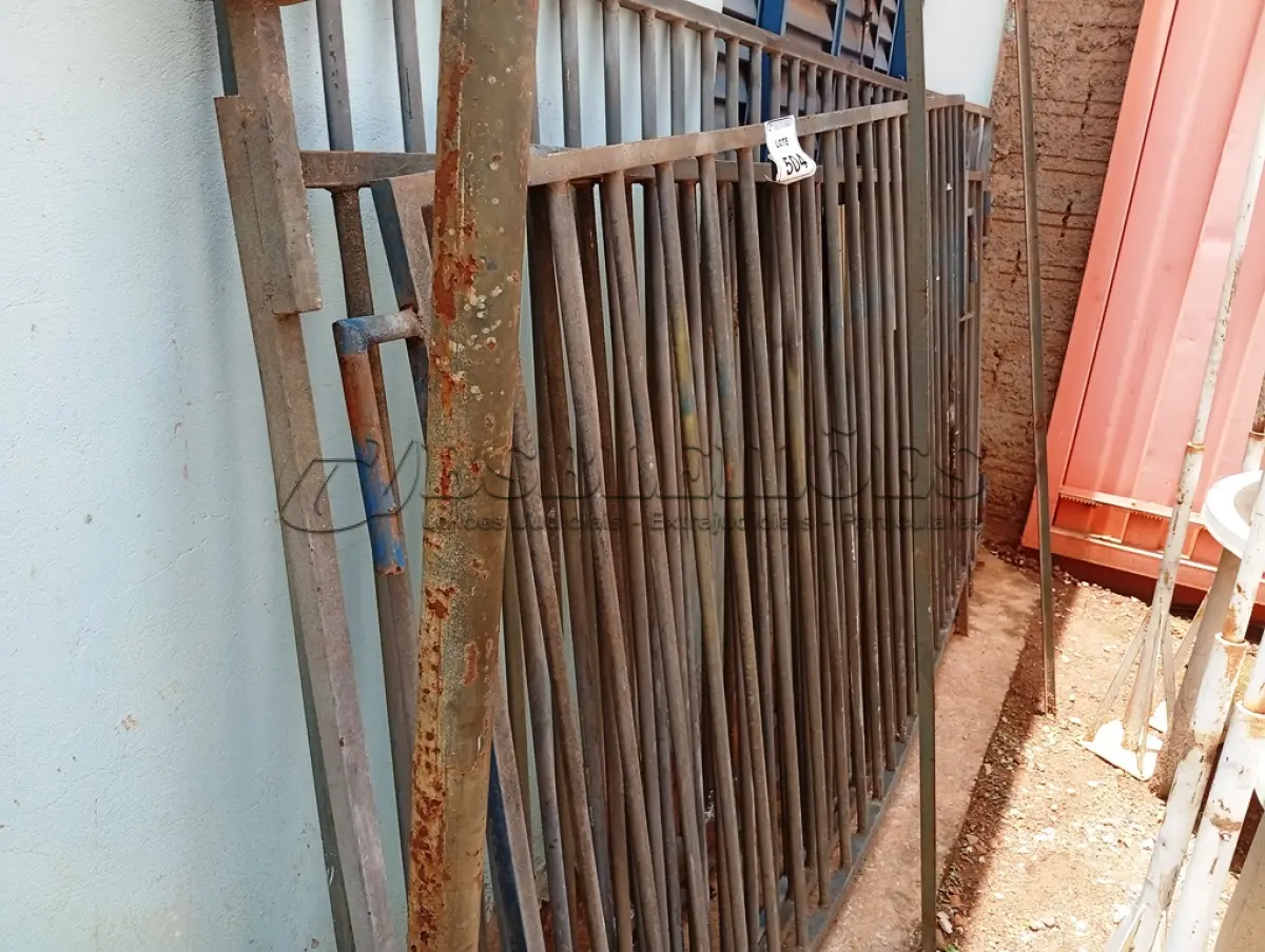 LOTE 504 - 04 GRADES DE FERRO E 01 PLACA DE FERRO.  (NO ESTADO) ATENÇÃO! FAZER A VISITAÇÃO ANTES DE ARREMATAR, NÃO SABEMOS SE FUNCIONA. LEILÃO NÃO TEM GARANTIA E NEM DEVOLUÇÃO, SUJEITO A POSSÍVEIS AVARIAS VISÍVEIS/OCULTAS E/OU AUSÊNCIA DE COMPONENTES.