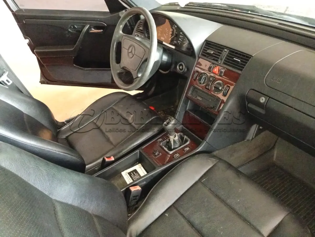 LOTE 012 - 01 MERCEDEZ BENZ/C-180 A GASOLINA; ANO 1996; NA COR PRETA.(NO ESTADO)