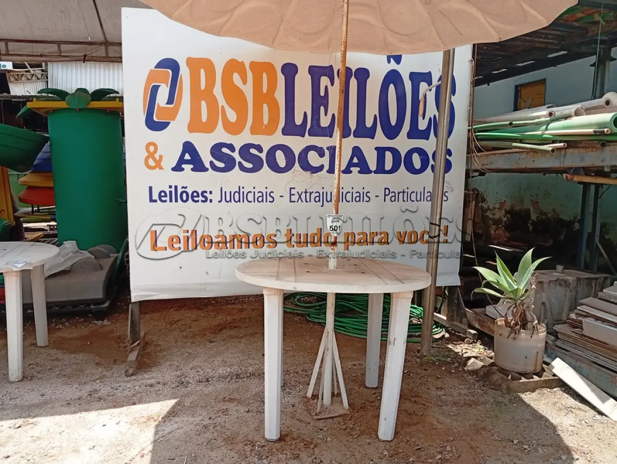 LOTE 501 - 01 MESA DE PLÁSTICO C/SOMBREIRO E BASE DE FERRO. (NO ESTADO) ATENÇÃO! FAZER A VISITAÇÃO ANTES DE ARREMATAR, NÃO SABEMOS SE FUNCIONA. LEILÃO NÃO TEM GARANTIA E NEM DEVOLUÇÃO, SUJEITO A POSSÍVEIS AVARIAS VISÍVEIS/OCULTAS E/OU AUSÊNCIA DE COMPONENTES.