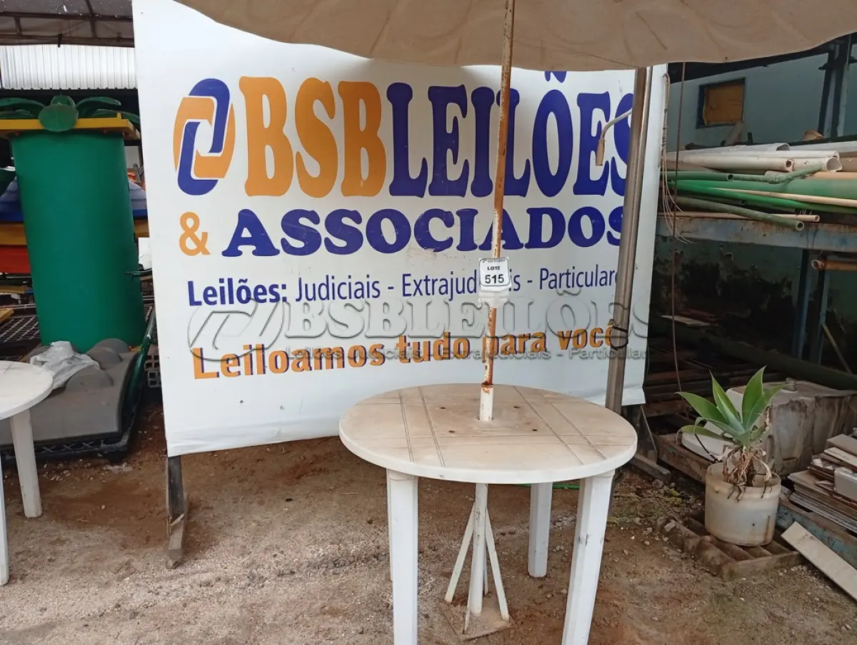 LOTE 515 - 01 MESA DE PLÁSTICO C/SOMBREIRO E BASE DE FERRO. (NO ESTADO) ATENÇÃO! FAZER A VISITAÇÃO ANTES DE ARREMATAR, NÃO SABEMOS SE FUNCIONA. LEILÃO NÃO TEM GARANTIA E NEM DEVOLUÇÃO, SUJEITO A POSSÍVEIS AVARIAS VISÍVEIS/OCULTAS E/OU AUSÊNCIA DE COMPONENTES.