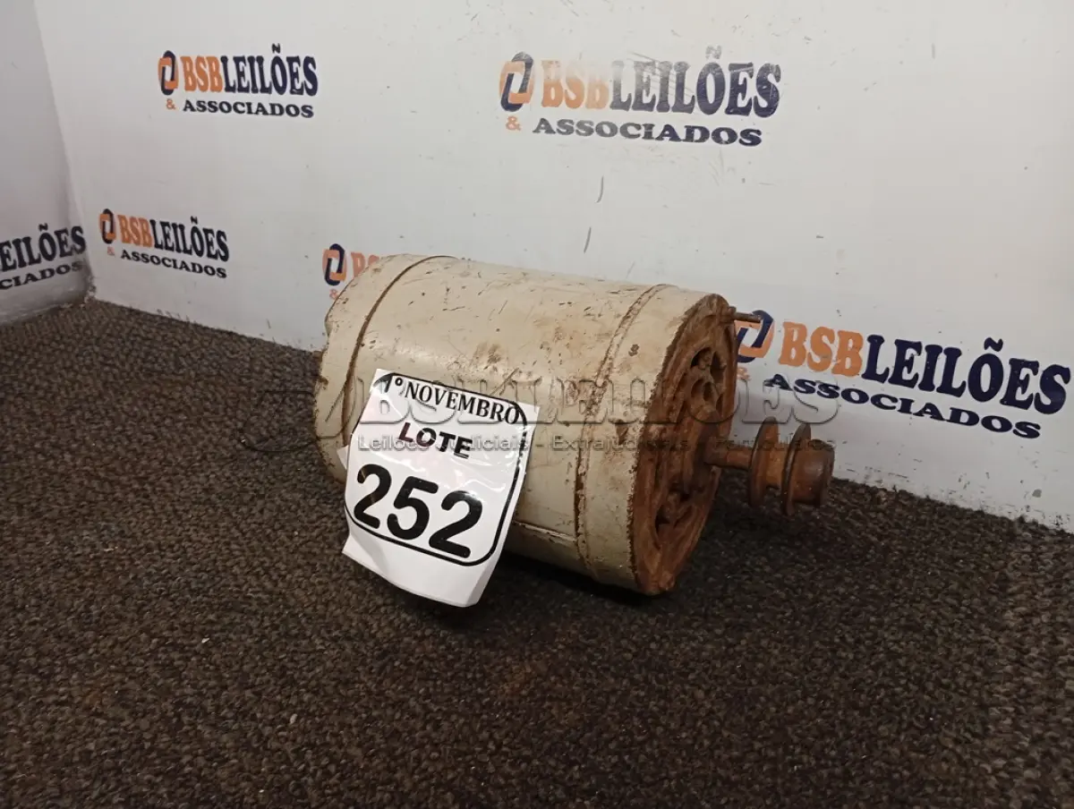 LOTE 252 - 01 MOTOR ELÉTRICO. (NO ESTADO) ATENÇÃO! FAZER A VISITAÇÃO ANTES DE ARREMATAR, NÃO SABEMOS SE FUNCIONA. LEILÃO NÃO TEM GARANTIA E NEM DEVOLUÇÃO, SUJEITO A POSSÍVEIS AVARIAS VISÍVEIS/OCULTAS E/OU AUSÊNCIA DE COMPONENTES.