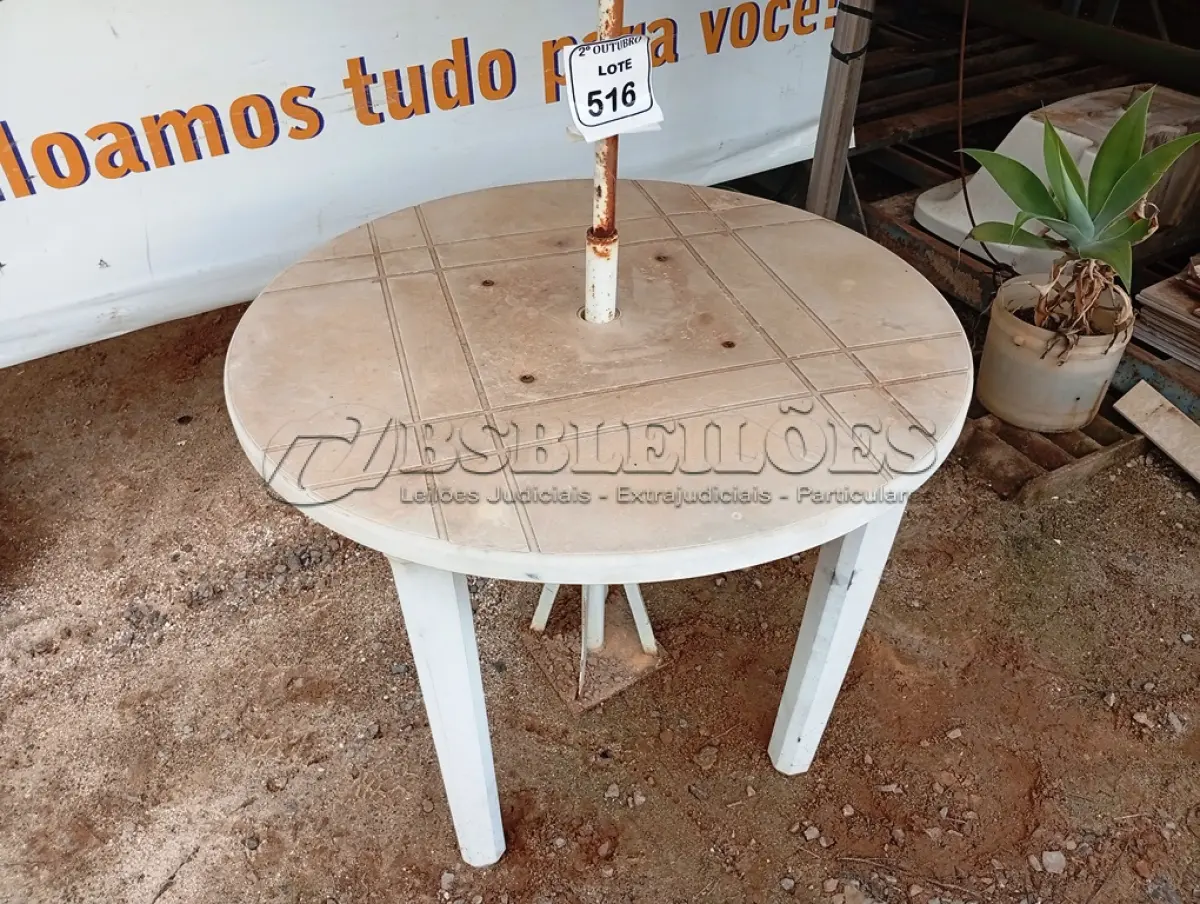 LOTE 516 - 01 MESA DE PLÁSTICO C/SOMBREIRO E BASE DE FERRO. (NO ESTADO) ATENÇÃO! FAZER A VISITAÇÃO ANTES DE ARREMATAR, NÃO SABEMOS SE FUNCIONA. LEILÃO NÃO TEM GARANTIA E NEM DEVOLUÇÃO, SUJEITO A POSSÍVEIS AVARIAS VISÍVEIS/OCULTAS E/OU AUSÊNCIA DE COMPONENTES.