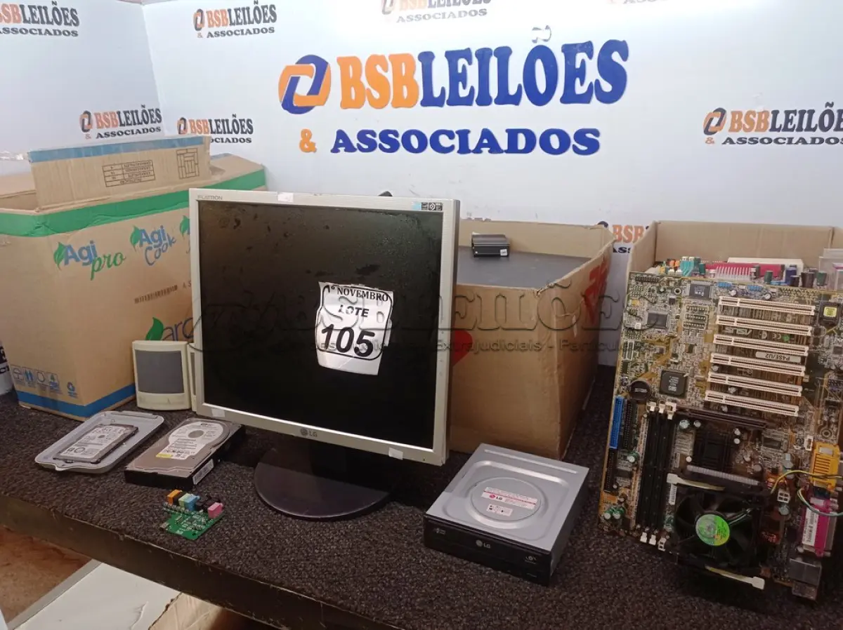 LOTE 105 - 01 SUCATA DE NOTEBOOK MARCA IBM, 01 MONITOR LCD P/PC, CAIXINHAS DE SOM P/PC, DIVERSOS TECLADOS, PLACAS MÃES P/PC E LEITORES DE CD. (NO ESTADO) ATENÇÃO! FAZER A VISITAÇÃO ANTES DE ARREMATAR, NÃO SABEMOS SE FUNCIONA. LEILÃO NÃO TEM GARANTIA E NEM DEVOLUÇÃO, SUJEITO A POSSÍVEIS AVARIAS VISÍVEIS/OCULTAS E/OU AUSÊNCIA DE COMPONENTES.
