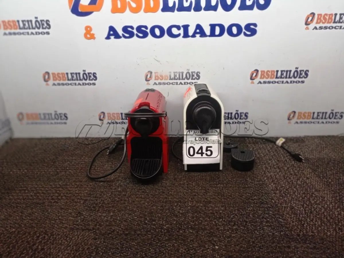 LOTE 045 - 02 CAFETEIRAS, MARCA NESPRESSO. (NO ESTADO) ATENÇÃO! FAZER A VISITAÇÃO ANTES DE ARREMATAR, NÃO SABEMOS SE FUNCIONA. LEILÃO NÃO TEM GARANTIA E NEM DEVOLUÇÃO, SUJEITO A POSSÍVEIS AVARIAS VISÍVEIS/OCULTAS E/OU AUSÊNCIA DE COMPONENTES.