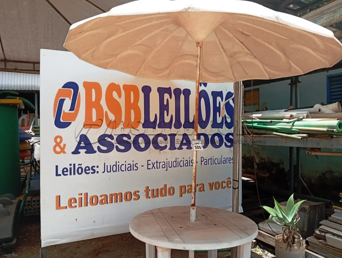 LOTE 505 - 01 MESA DE PLÁSTICO C/SOMBREIRO E BASE DE FERRO. (NO ESTADO) ATENÇÃO! FAZER A VISITAÇÃO ANTES DE ARREMATAR, NÃO SABEMOS SE FUNCIONA. LEILÃO NÃO TEM GARANTIA E NEM DEVOLUÇÃO, SUJEITO A POSSÍVEIS AVARIAS VISÍVEIS/OCULTAS E/OU AUSÊNCIA DE COMPONENTES.