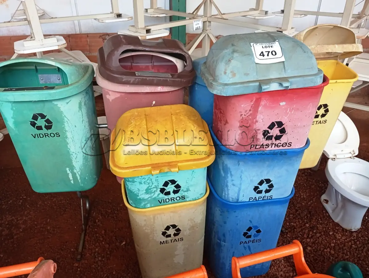 LOTE 470 - 01 LOTE COM LIXEIRAS DIVERSAS C/AVARIAS. (NO ESTADO) ATENÇÃO! FAZER A VISITAÇÃO ANTES DE ARREMATAR, NÃO SABEMOS SE FUNCIONA. LEILÃO NÃO TEM GARANTIA E NEM DEVOLUÇÃO, SUJEITO A POSSÍVEIS AVARIAS VISÍVEIS/OCULTAS E/OU AUSÊNCIA DE COMPONENTES.