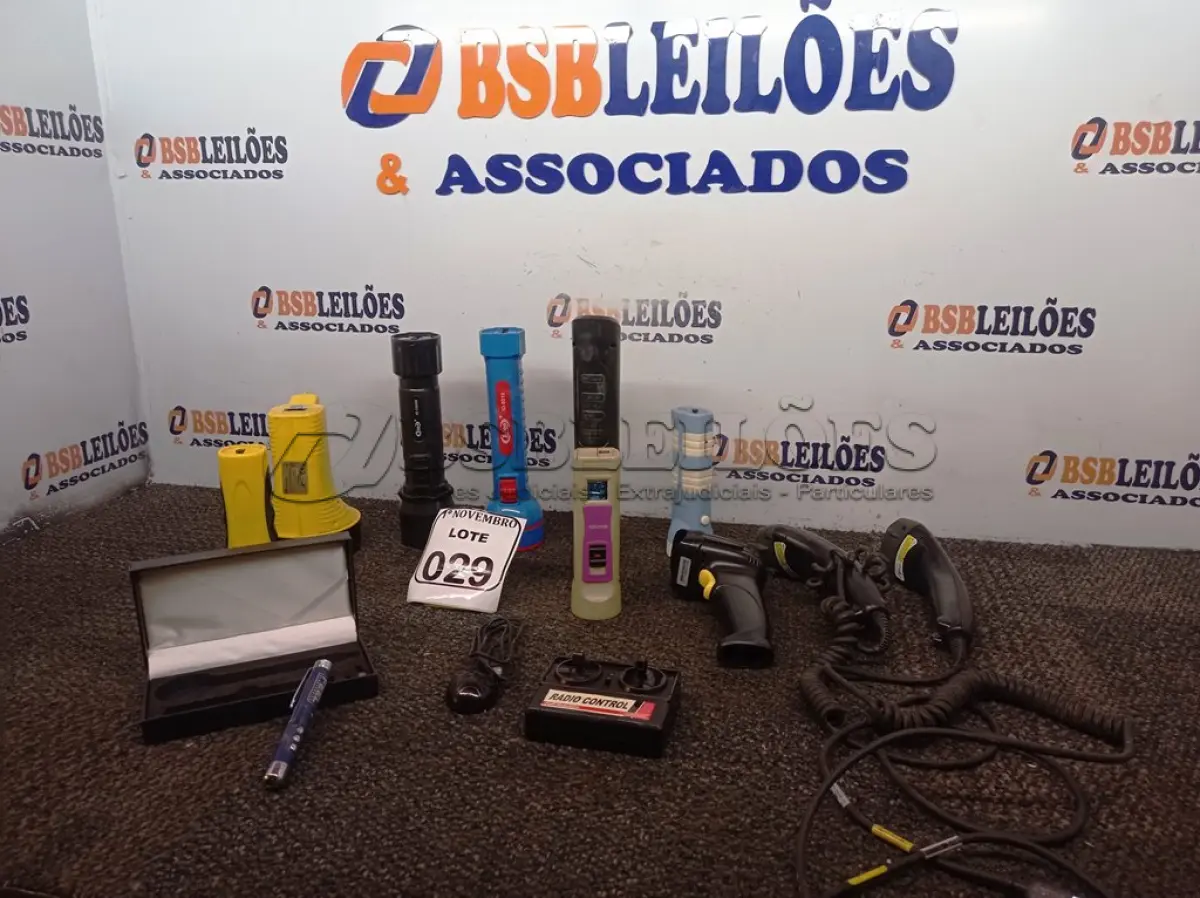 LOTE 029 - 01 LOTE C/VÁRIAS LANTERNAS E MATERIAIS DIVERSOS MARCAS E MODELOS DIVERSOS. (NO ESTADO) ATENÇÃO! FAZER A VISITAÇÃO ANTES DE ARREMATAR, NÃO SABEMOS SE FUNCIONA. LEILÃO NÃO TEM GARANTIA E NEM DEVOLUÇÃO, SUJEITO A POSSÍVEIS AVARIAS VISÍVEIS/OCULTAS E/OU AUSÊNCIA DE COMPONENTES.