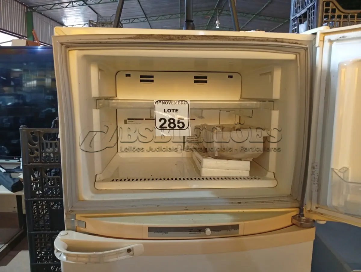 LOTE 285 - 01 GELADEIRA MARCA BRASTEMP 220V. (NO ESTADO) ATENÇÃO! FAZER A VISITAÇÃO ANTES DE ARREMATAR, NÃO SABEMOS SE FUNCIONA. LEILÃO NÃO TEM GARANTIA E NEM DEVOLUÇÃO, SUJEITO A POSSÍVEIS AVARIAS VISÍVEIS/OCULTAS E/OU AUSÊNCIA DE COMPONENTES.