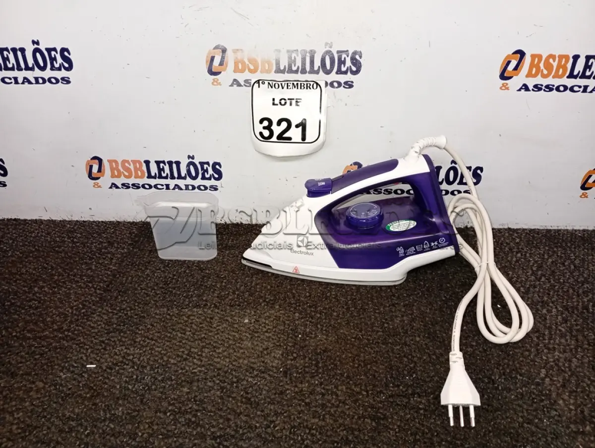 LOTE 321 - 01 FERRO A VAPOR P/ PASSAR ROUPAS ELECTROLUX COR BRANCA C/ROXO (NOVO). (NO ESTADO) ATENÇÃO! FAZER A VISITAÇÃO ANTES DE ARREMATAR, NÃO SABEMOS SE FUNCIONA. LEILÃO NÃO TEM GARANTIA E NEM DEVOLUÇÃO, SUJEITO A POSSÍVEIS AVARIAS VISÍVEIS/OCULTAS E/OU AUSÊNCIA DE COMPONENTES.